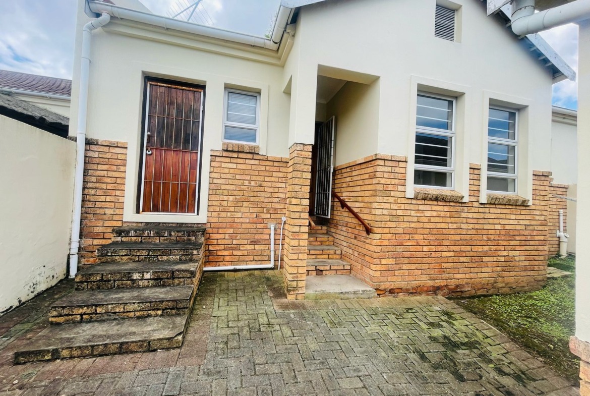 Beautiful townhouse in Beacon bay for sale