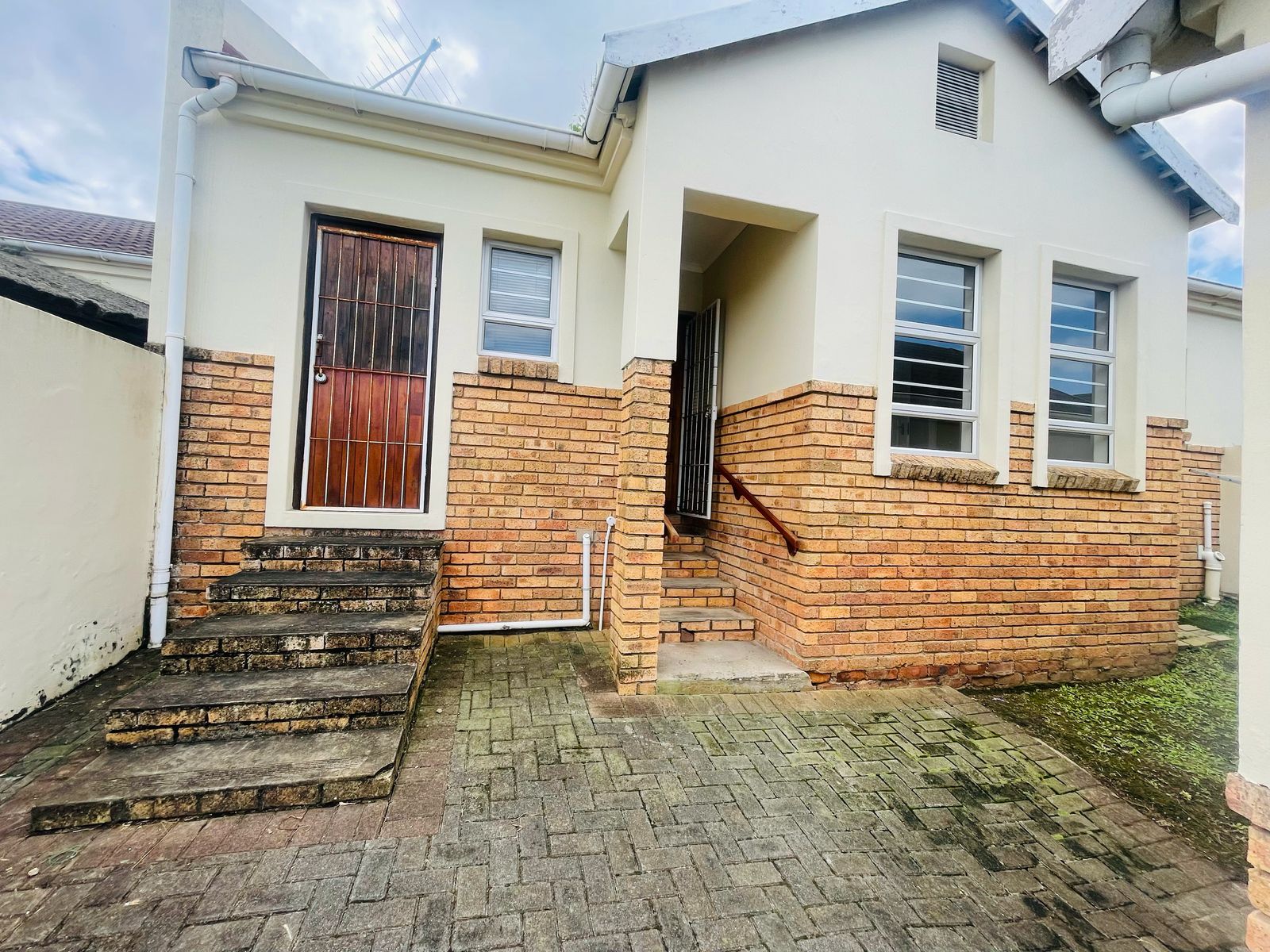 IMG-20250401-WA0002 Beautiful townhouse in Beacon bay for sale
