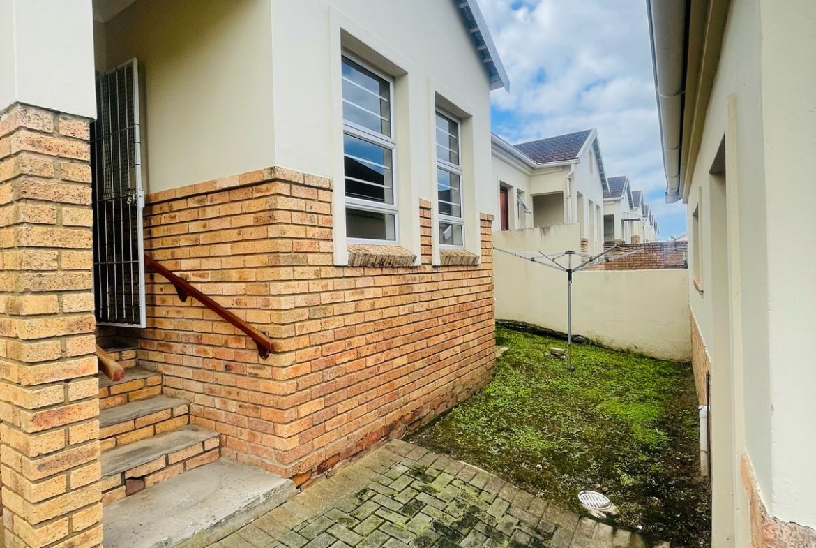 Beautiful townhouse in Beacon bay for sale