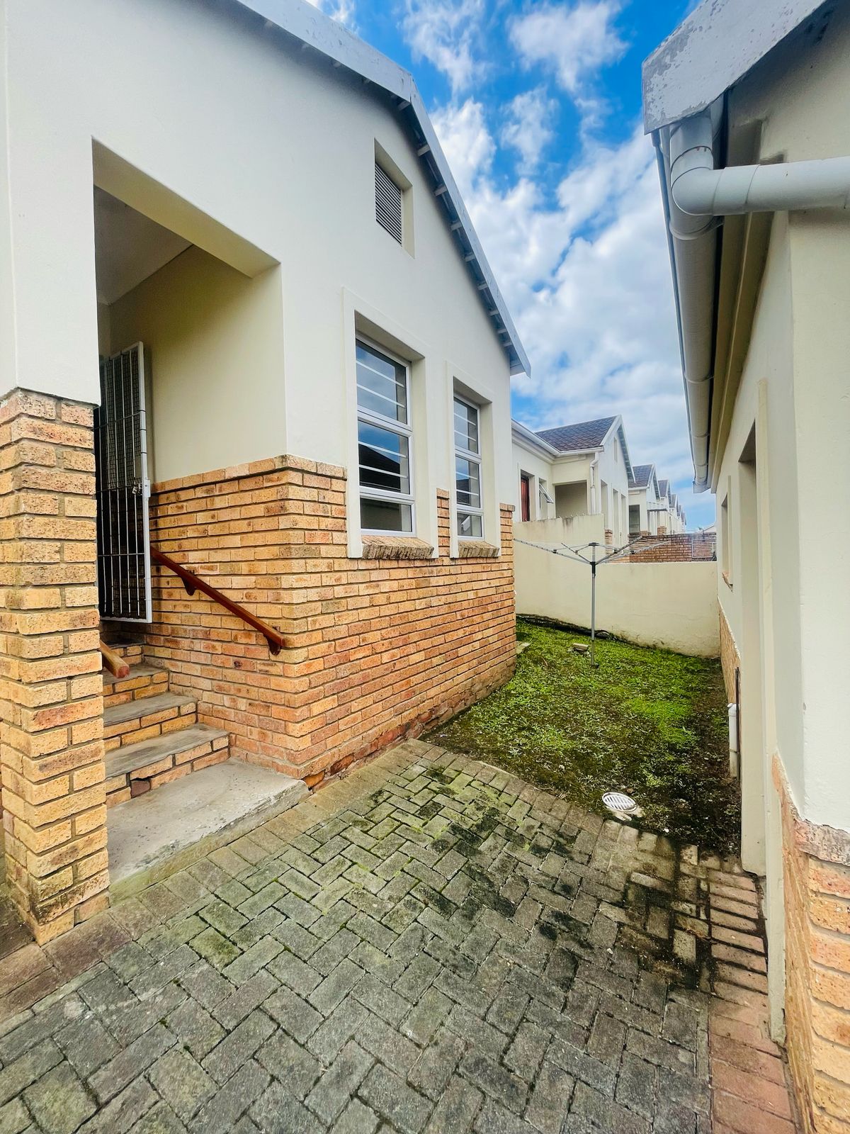 IMG-20250401-WA0003 Beautiful townhouse in Beacon bay for sale