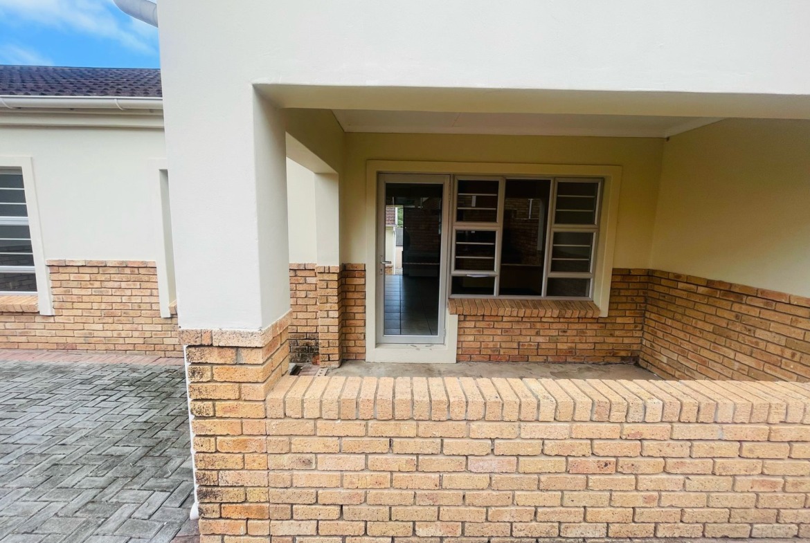 Beautiful townhouse in Beacon bay for sale