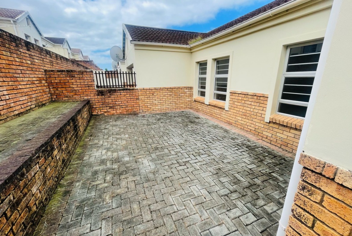 Beautiful townhouse in Beacon bay for sale