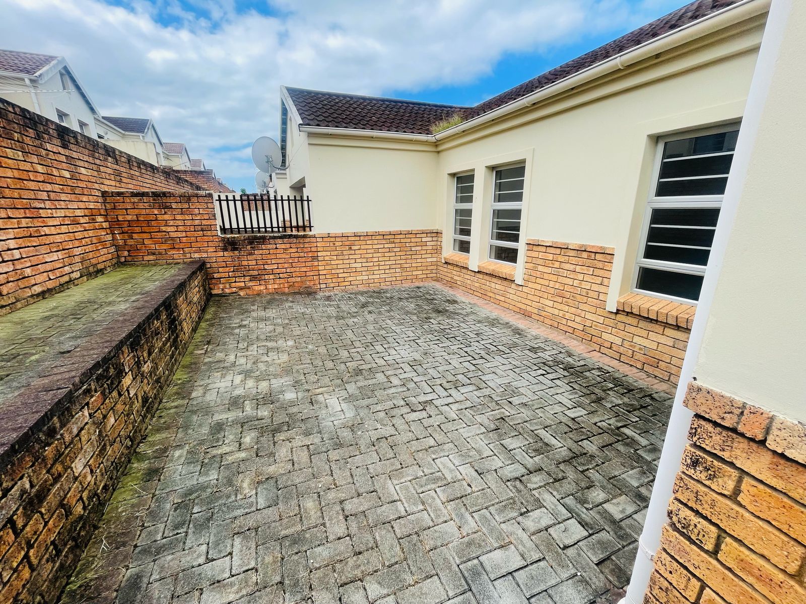 IMG-20250401-WA0018 Beautiful townhouse in Beacon bay for sale