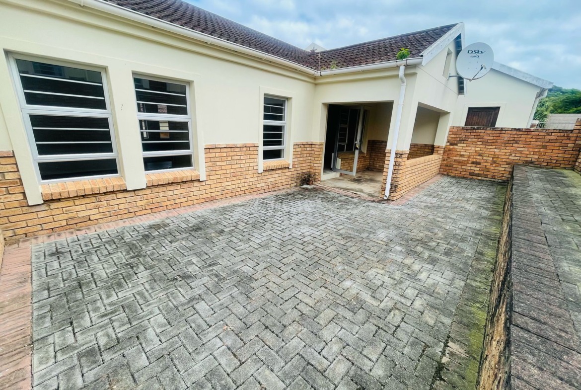 Beautiful townhouse in Beacon bay for sale