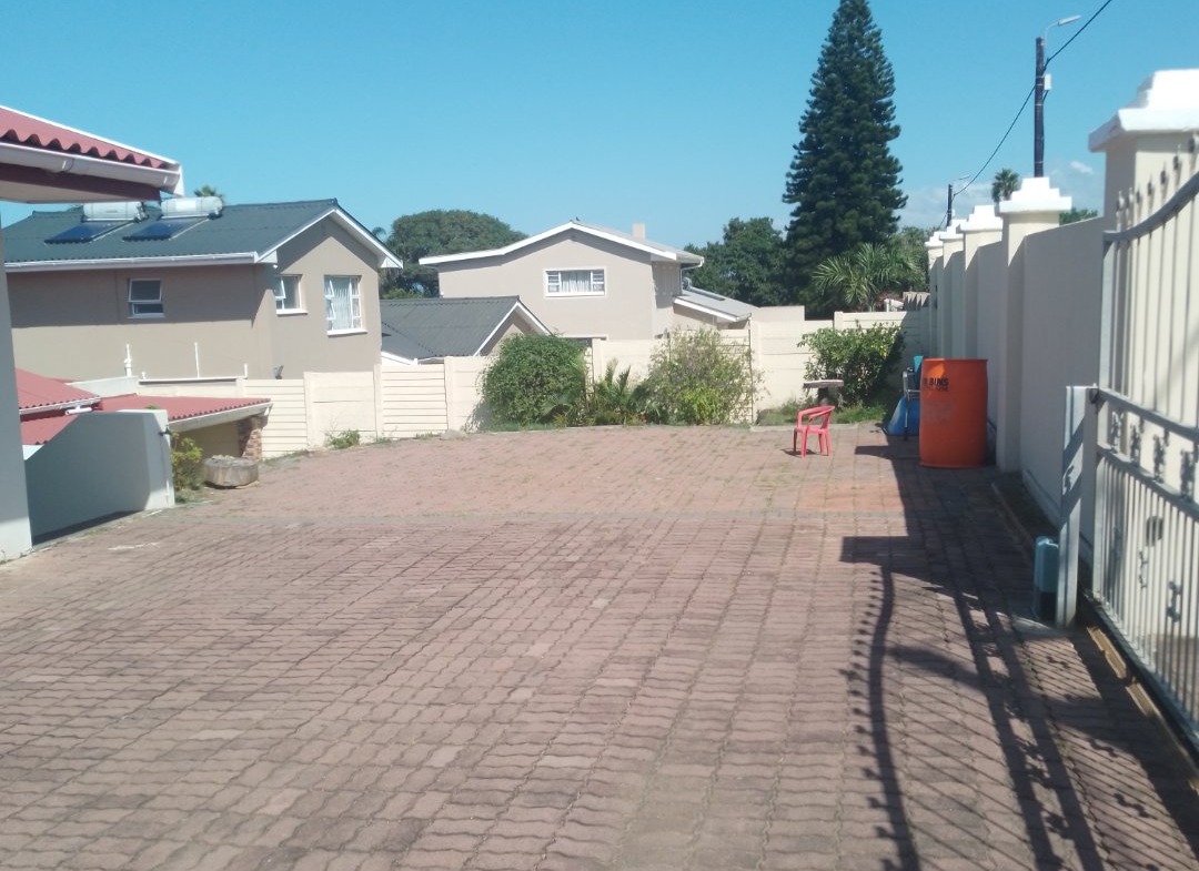 Spacious large home, close to Gonubie amenities