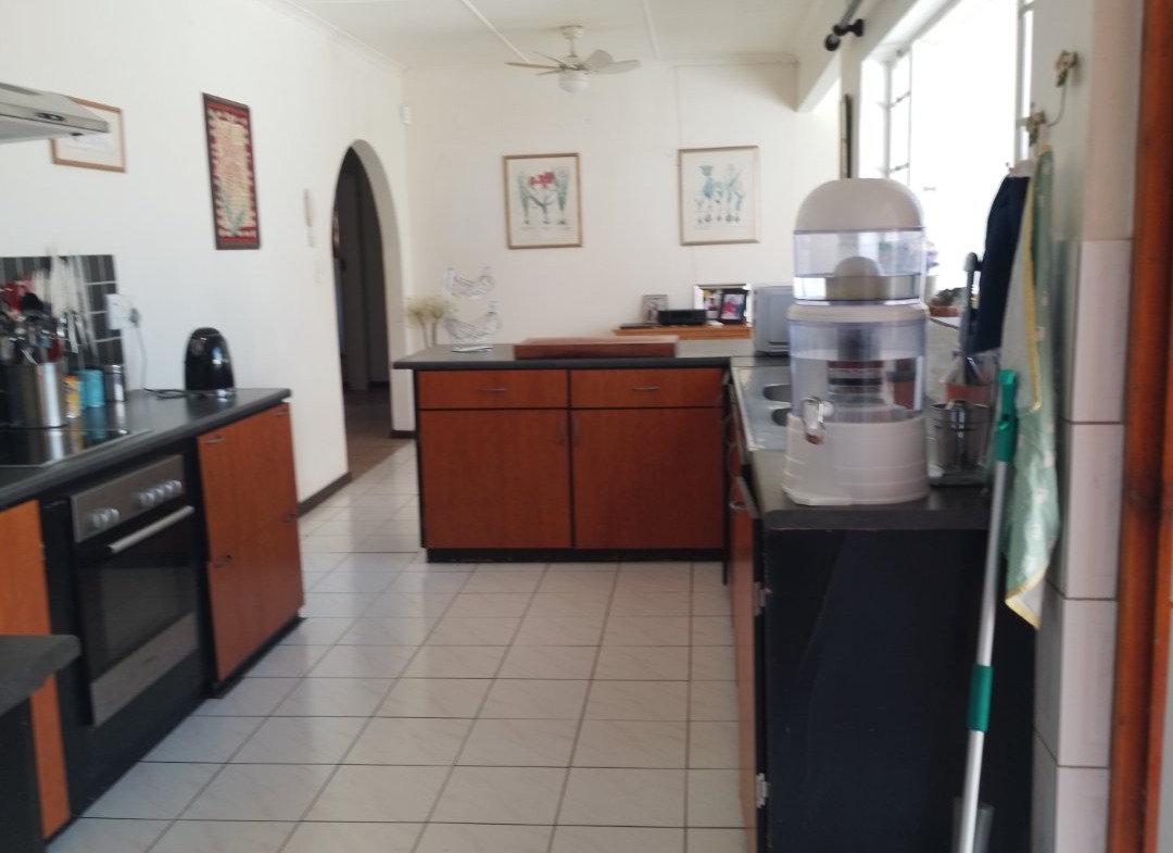 Spacious large home, close to Gonubie amenities