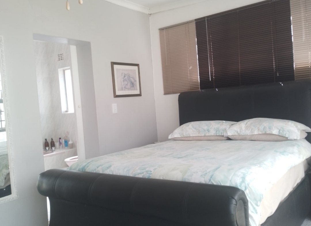 Spacious large home, close to Gonubie amenities