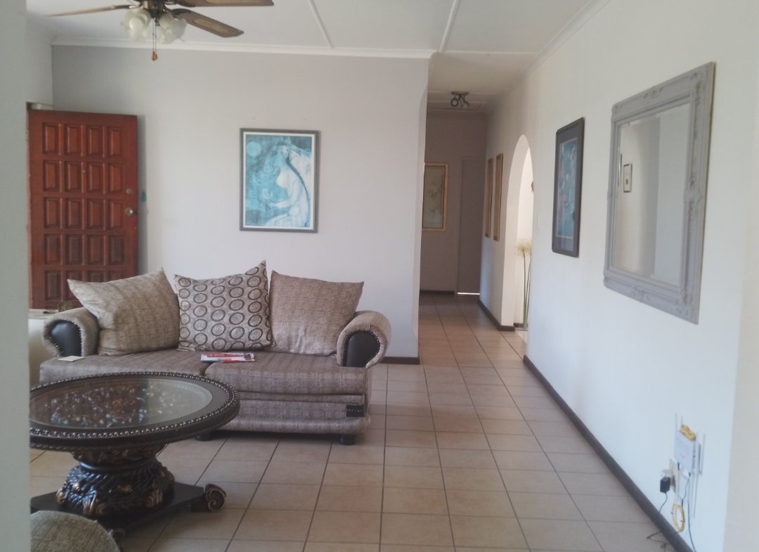 Spacious large home, close to Gonubie amenities
