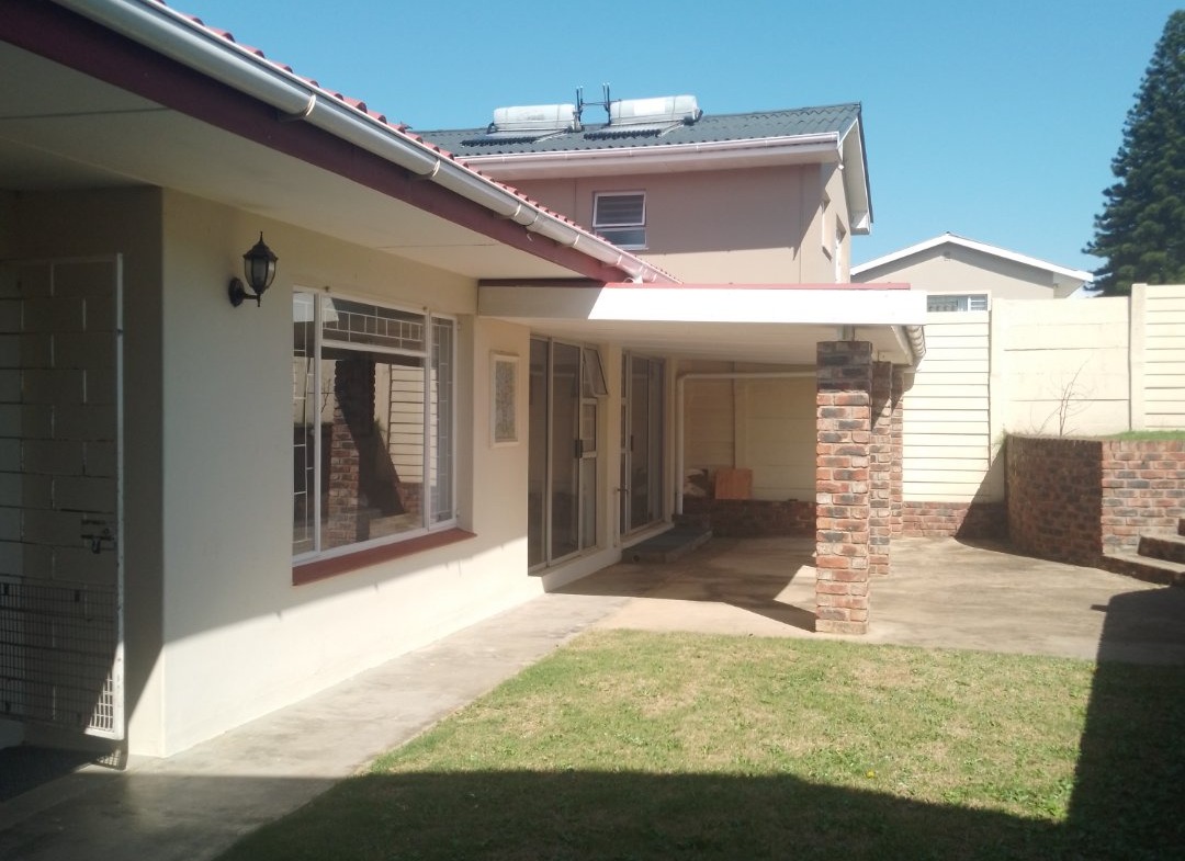 Spacious large home, close to Gonubie amenities