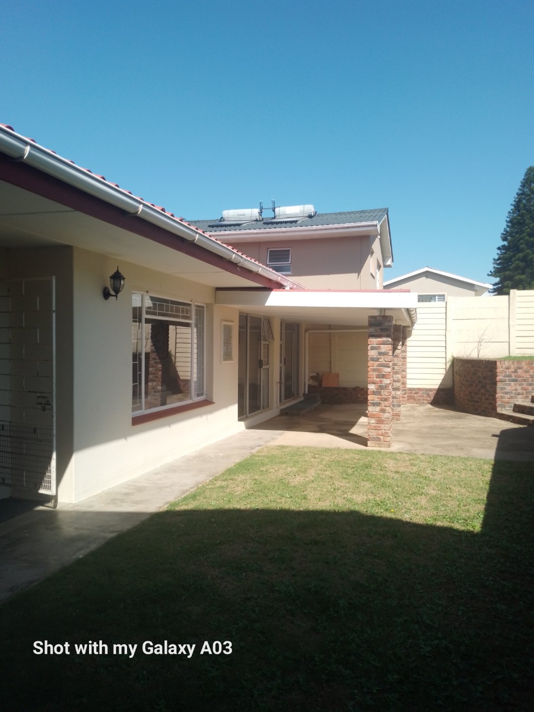 download (4) Spacious large home, close to Gonubie amenities