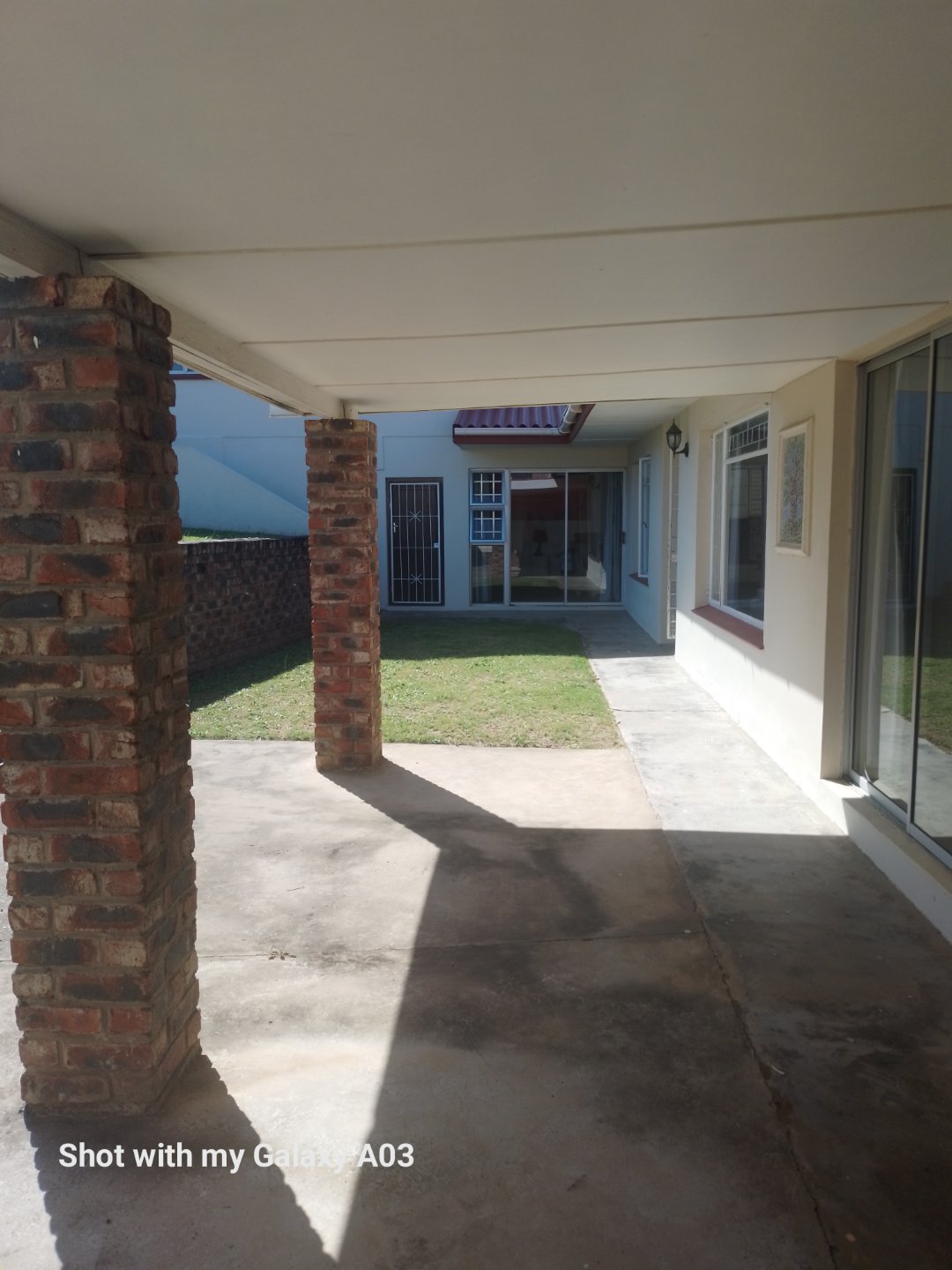 download (5) Spacious large home, close to Gonubie amenities
