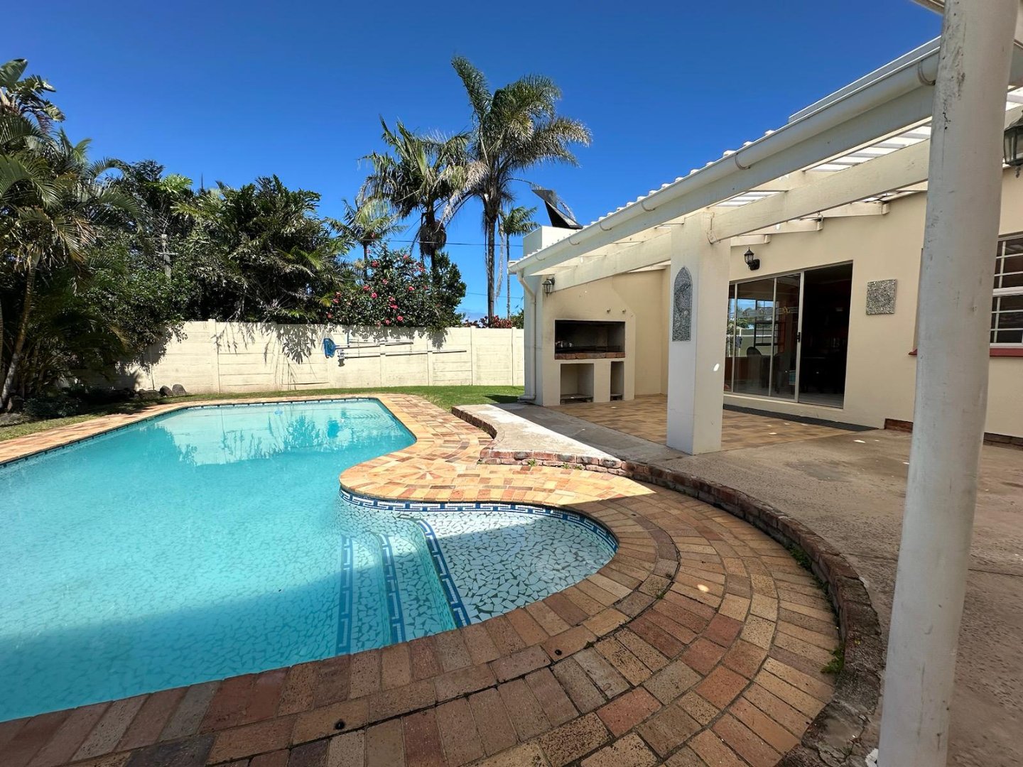 download (8) Spacious large home, close to Gonubie amenities