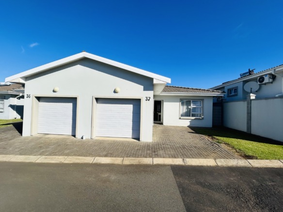 Elegance and Exquisite townhouse with Gonubie River views