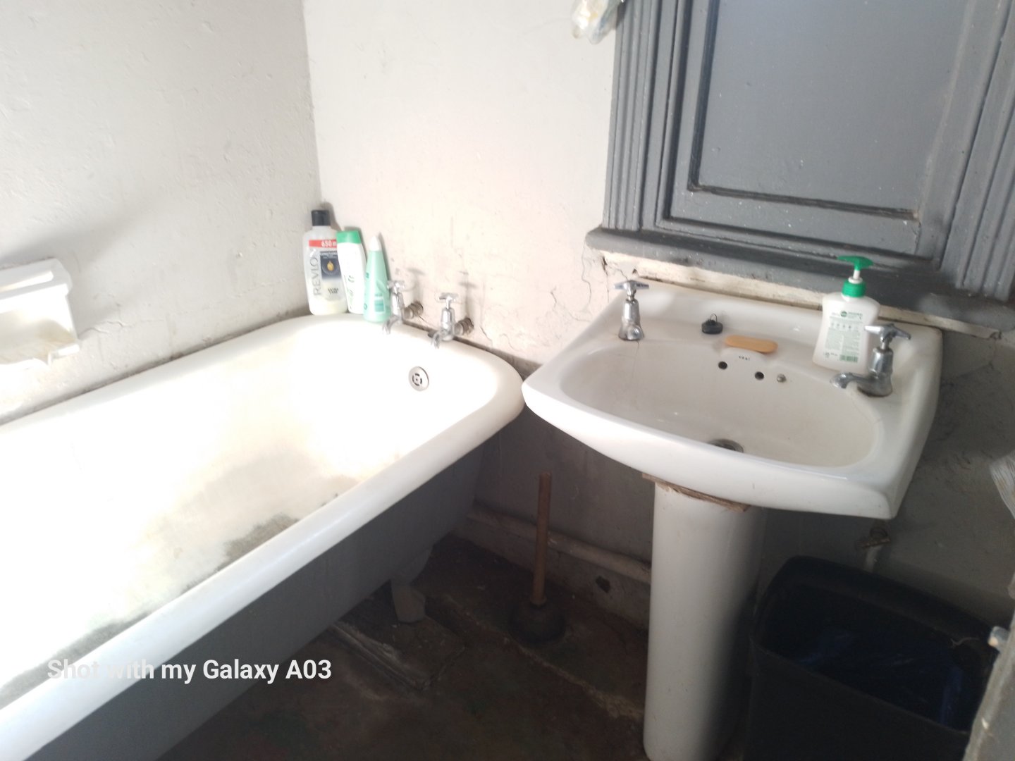 download (14) 4 bedroom house for sale in King Williams Town