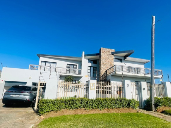 6 Bedroom House for Sale in Gonubie