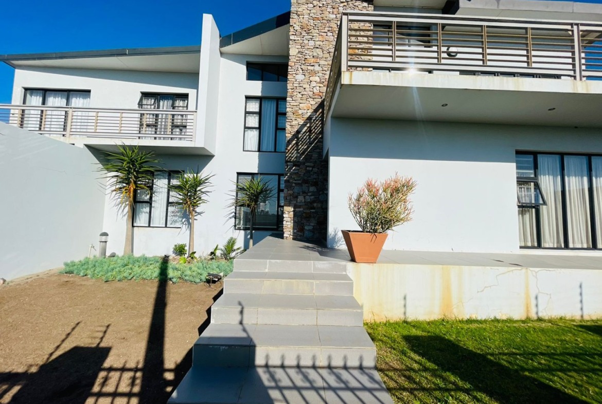 6 Bedroom House for Sale in Gonubie