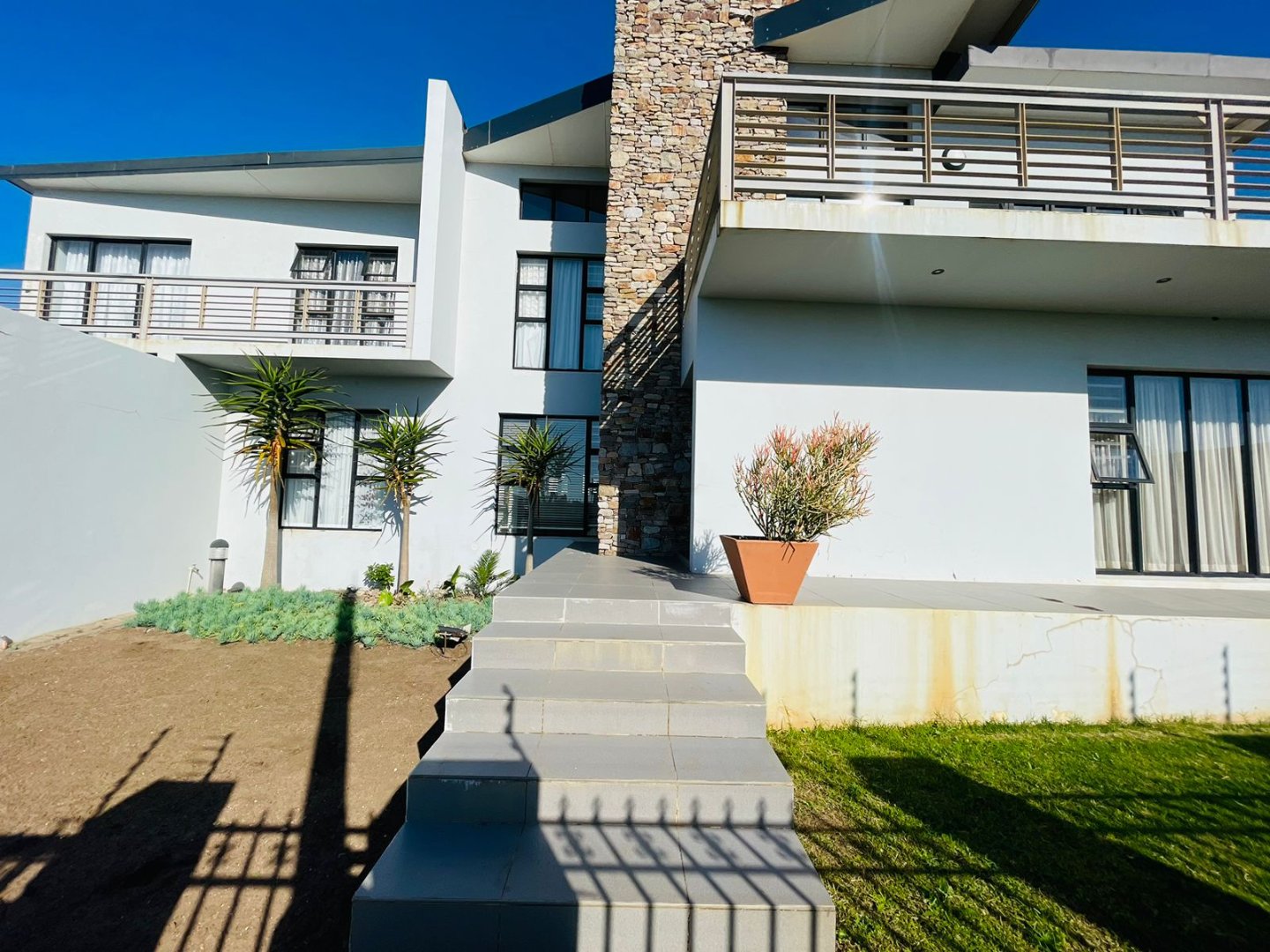 download 6 Bedroom House for Sale in Gonubie