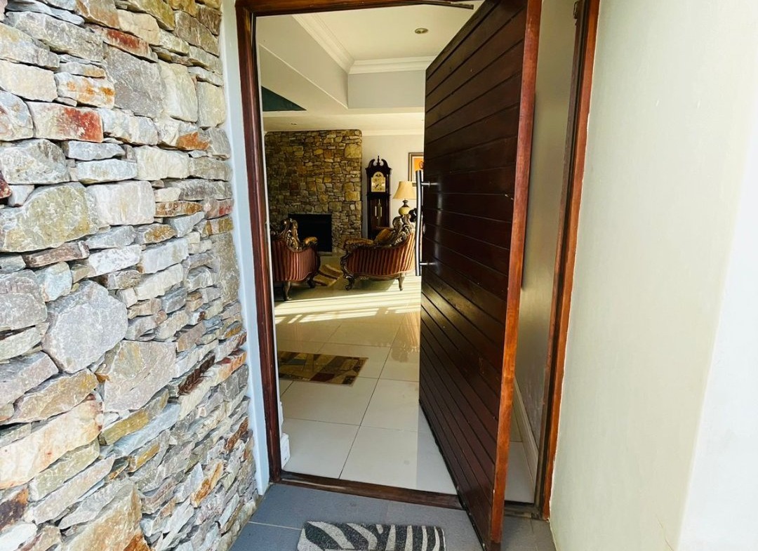 6 Bedroom House for Sale in Gonubie