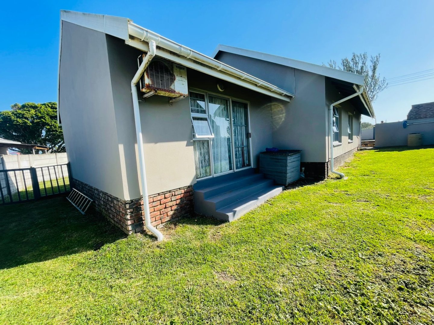32 4 Bedroom House for Sale in Gonubie
