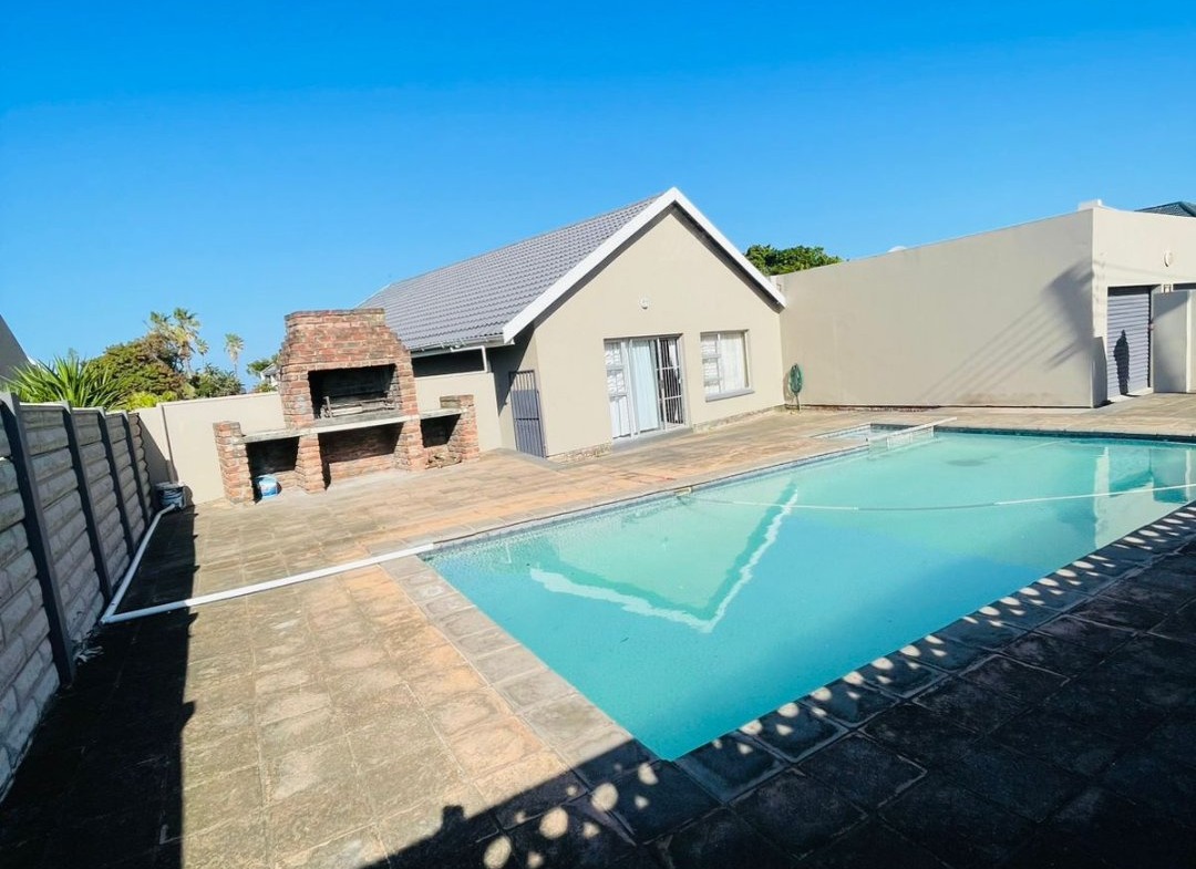4 Bedroom House for Sale in Gonubie