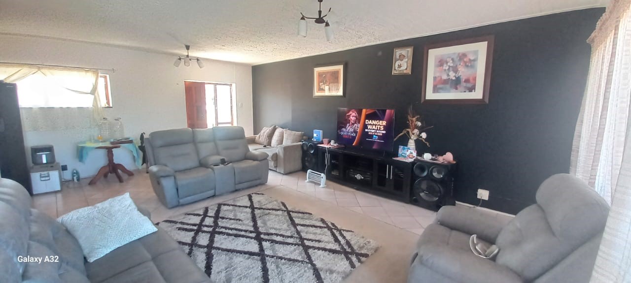 3 Charming 2 bedroom apartment for sale!