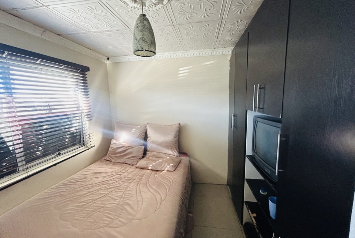 Stunning 3 bedroom home with outside flats!