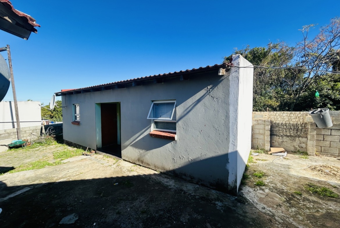 Stunning 3 bedroom home with outside flats!