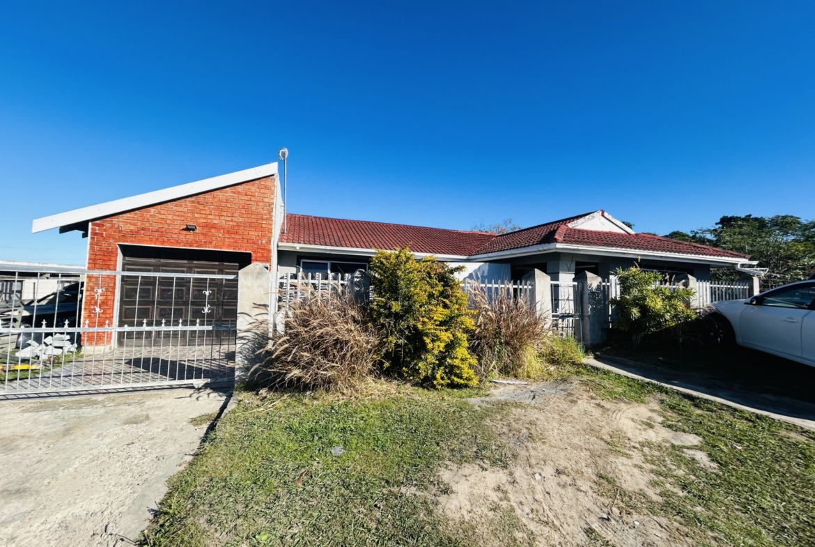 Stunning 3 bedroom home with outside flats!