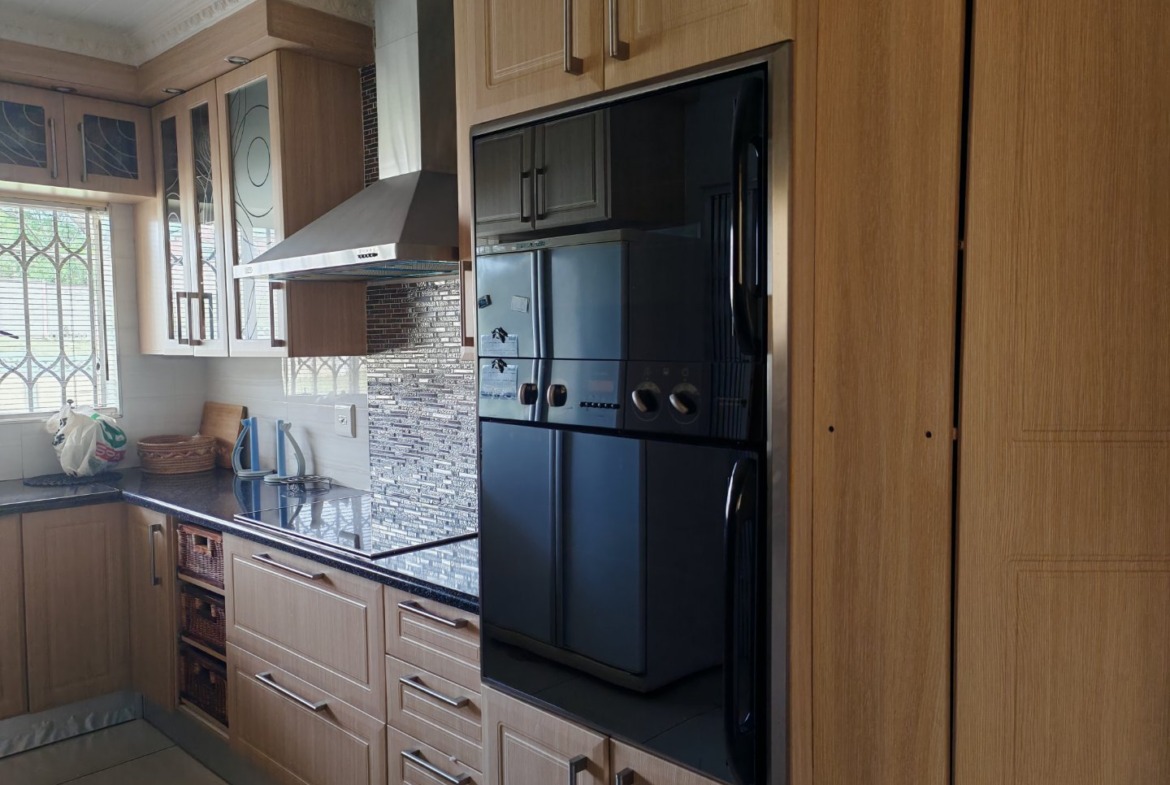 4 Bedroom house for sale in Saxilby Amalinda