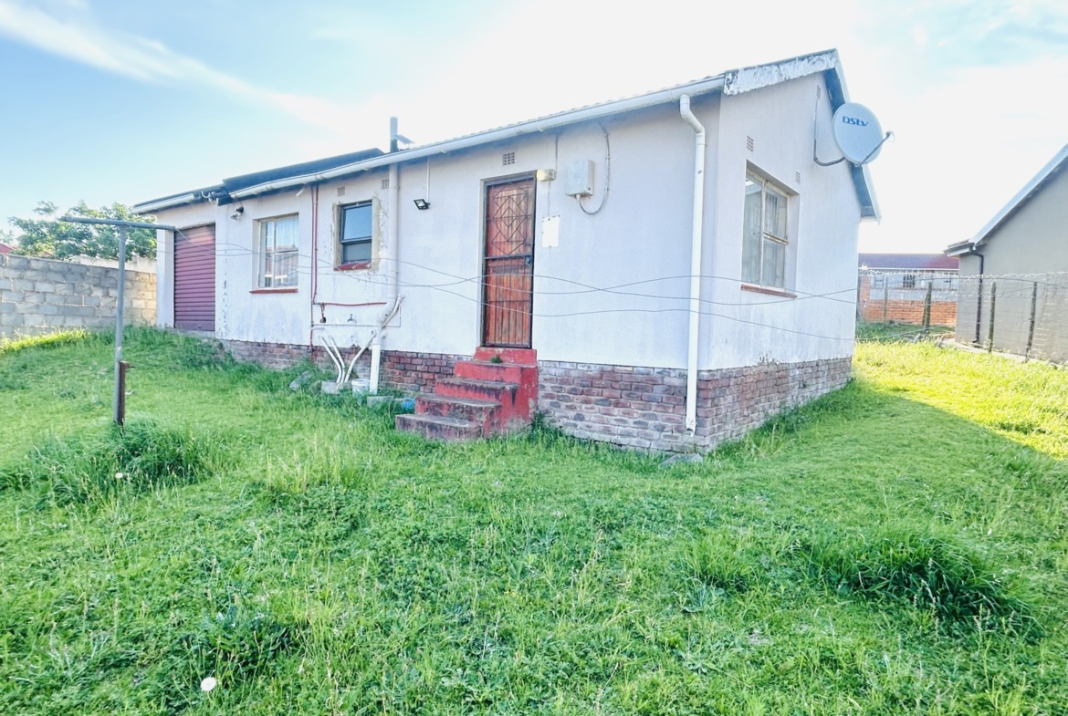 A well-kept family home in Golden Highway for sale!