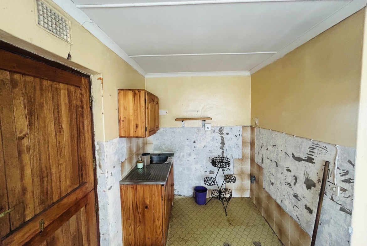 A well-kept family home in Golden Highway for sale!