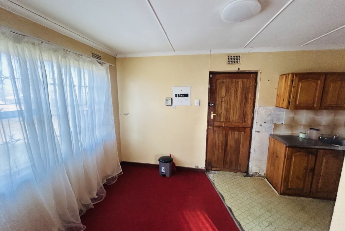 A well-kept family home in Golden Highway for sale!