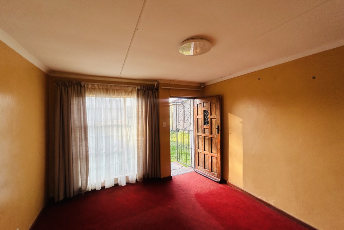 A well-kept family home in Golden Highway for sale!