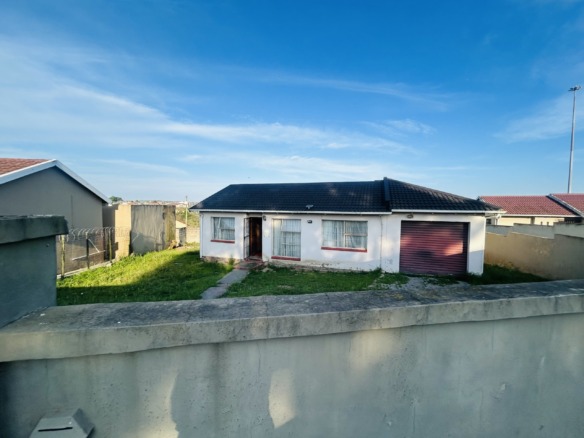 A well-kept family home in Golden Highway for sale!