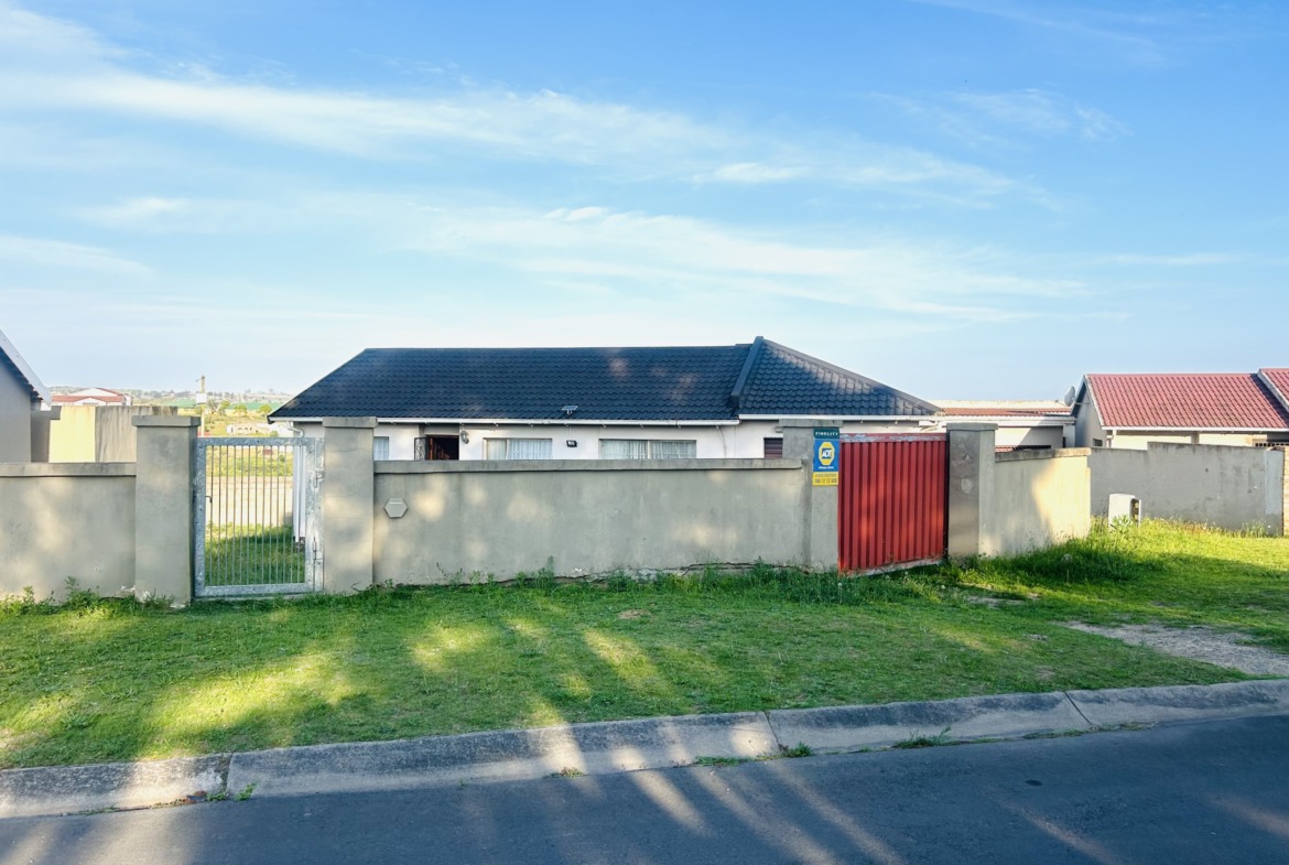 A well-kept family home in Golden Highway for sale!