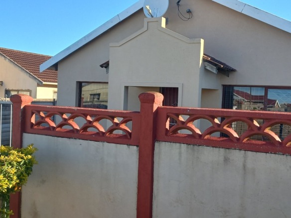 Exceptional Value: 3-Bedroom Family Home on Large Plot