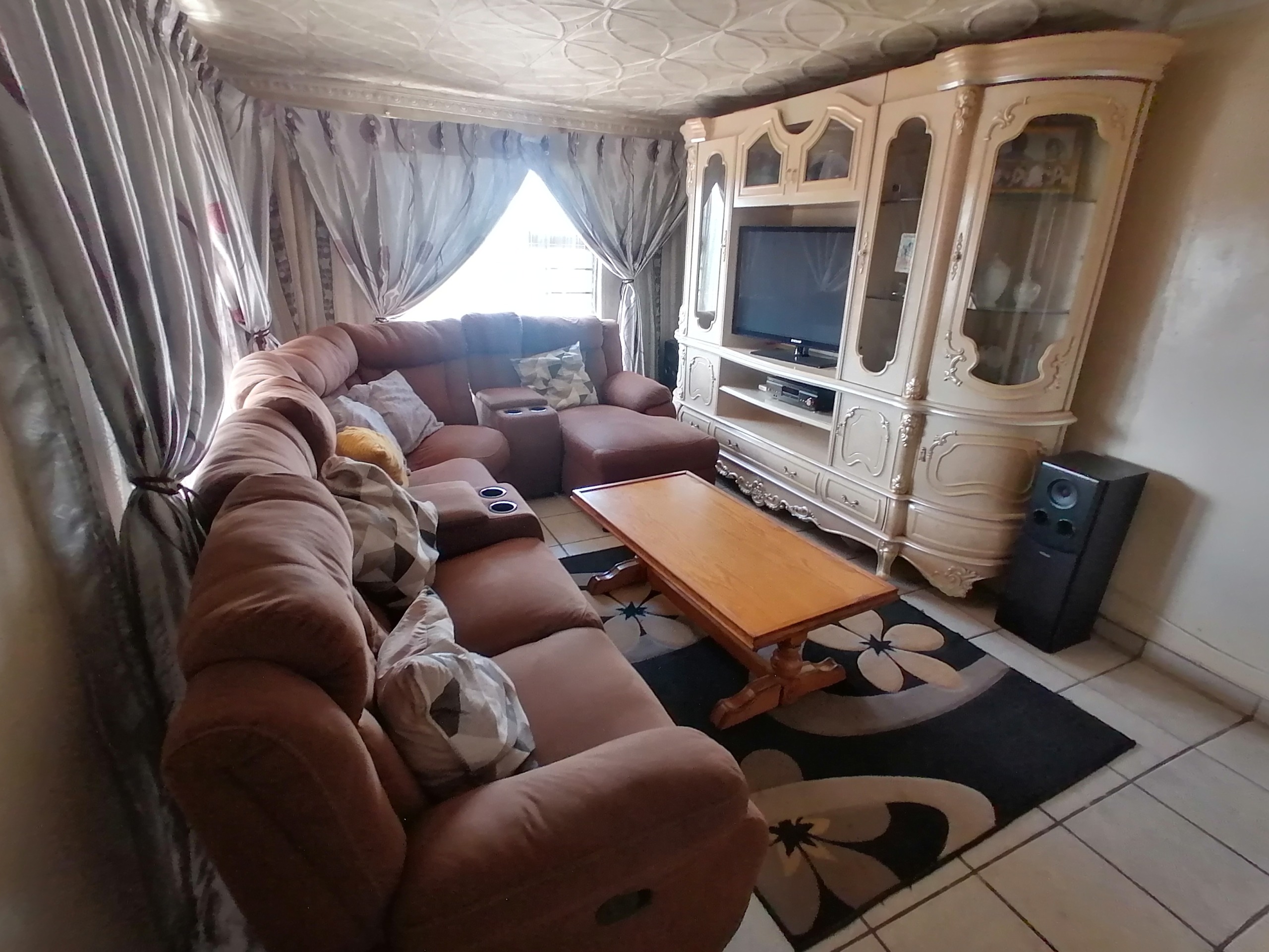 3 BEDROOM HOUSE & 3 BEDROOM GRANNY FLAT FOR SALE!