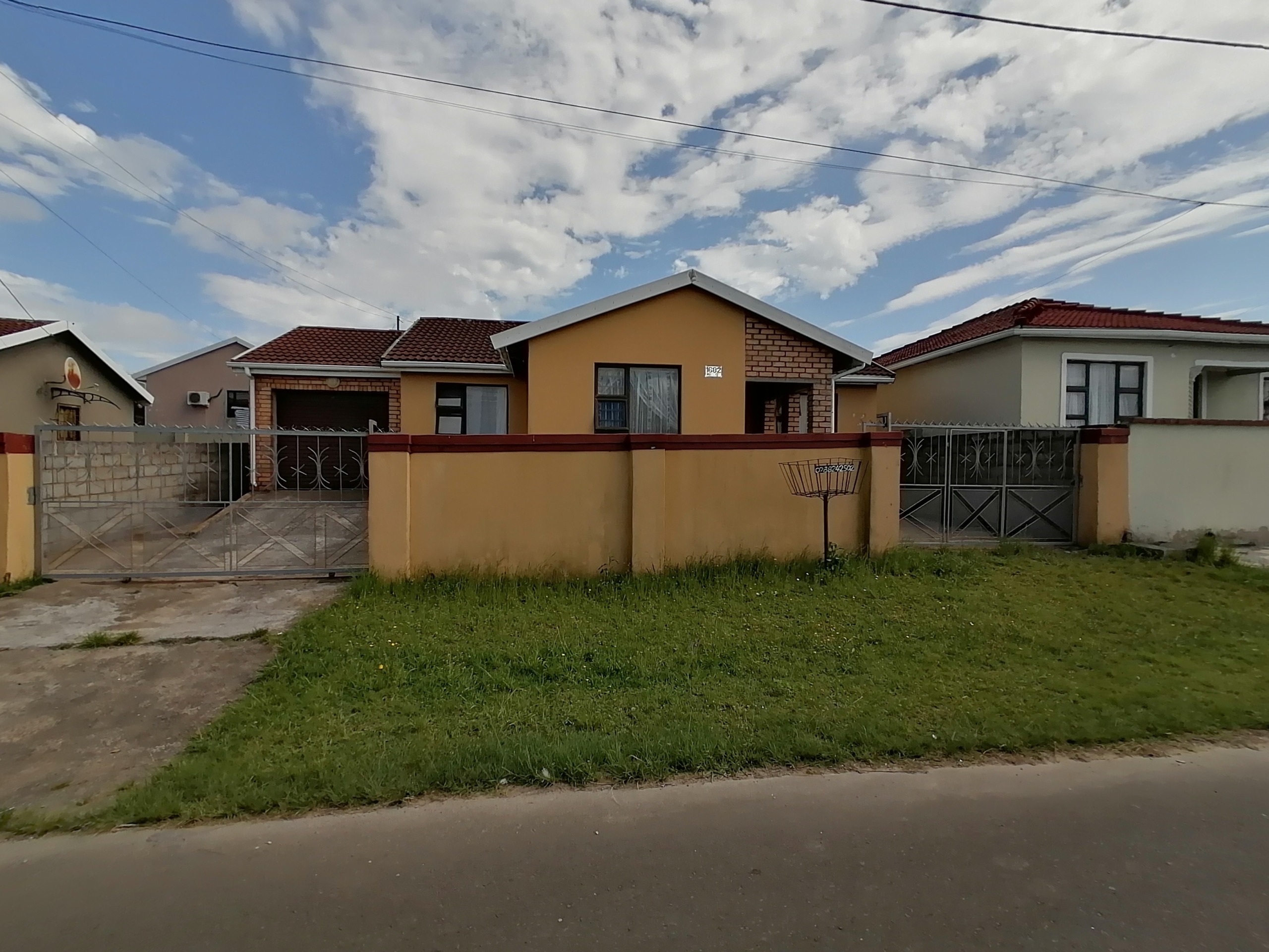 3 BEDROOM HOUSE & 3 BEDROOM GRANNY FLAT FOR SALE!
