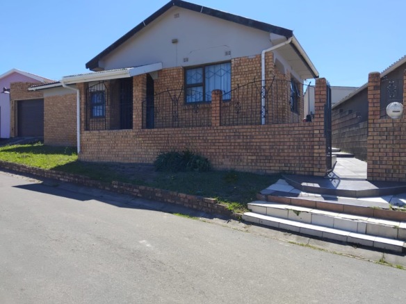 BEAUTIFUL 3 BEDROOM HOME WITH FLATLET