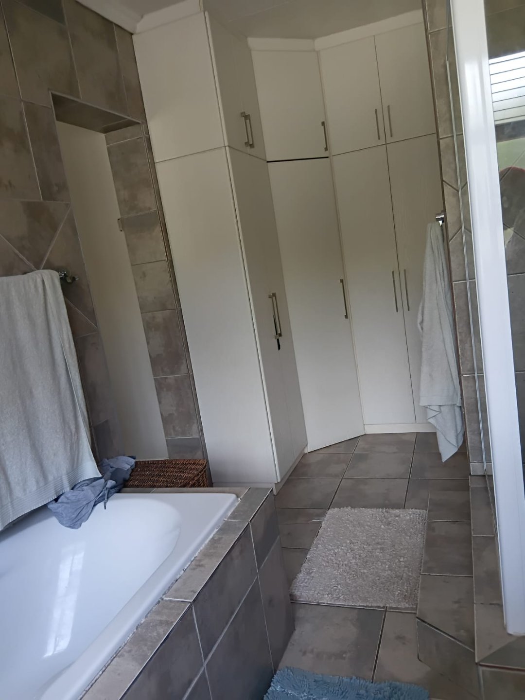 10 Charming Family Home with Granny Flat and Bachelor Apartment in Abbotsford For sale!