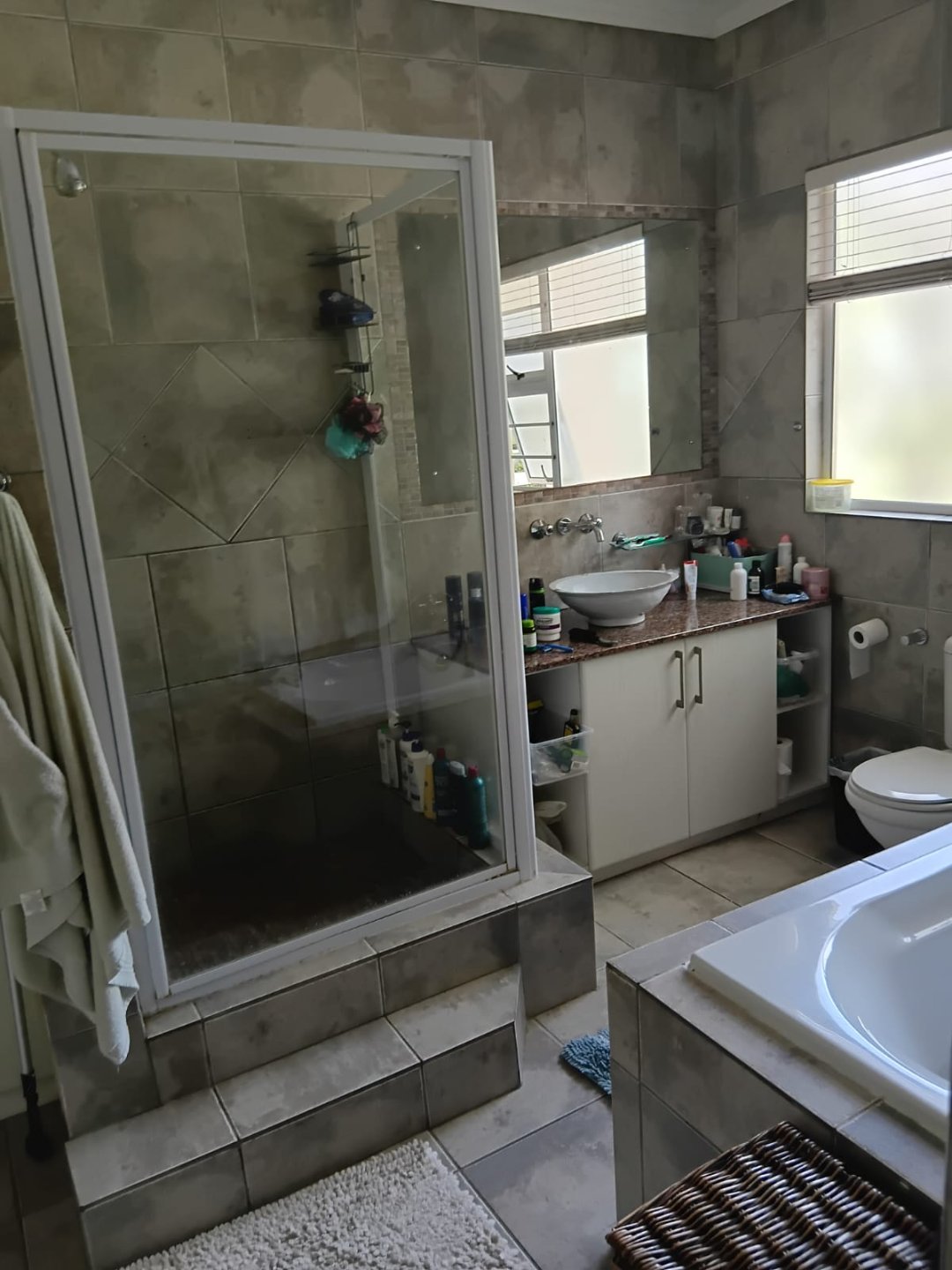 11 Charming Family Home with Granny Flat and Bachelor Apartment in Abbotsford For sale!