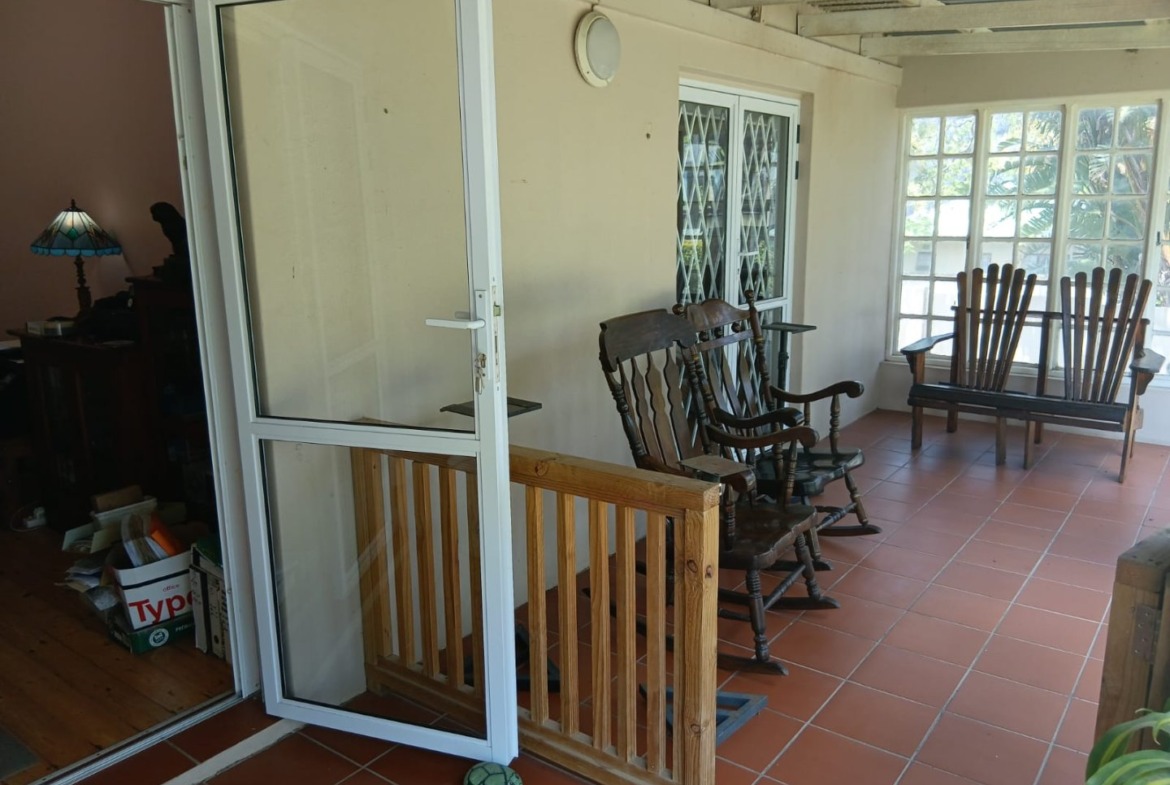 Charming Family Home with Granny Flat and Bachelor Apartment in Abbotsford For sale!