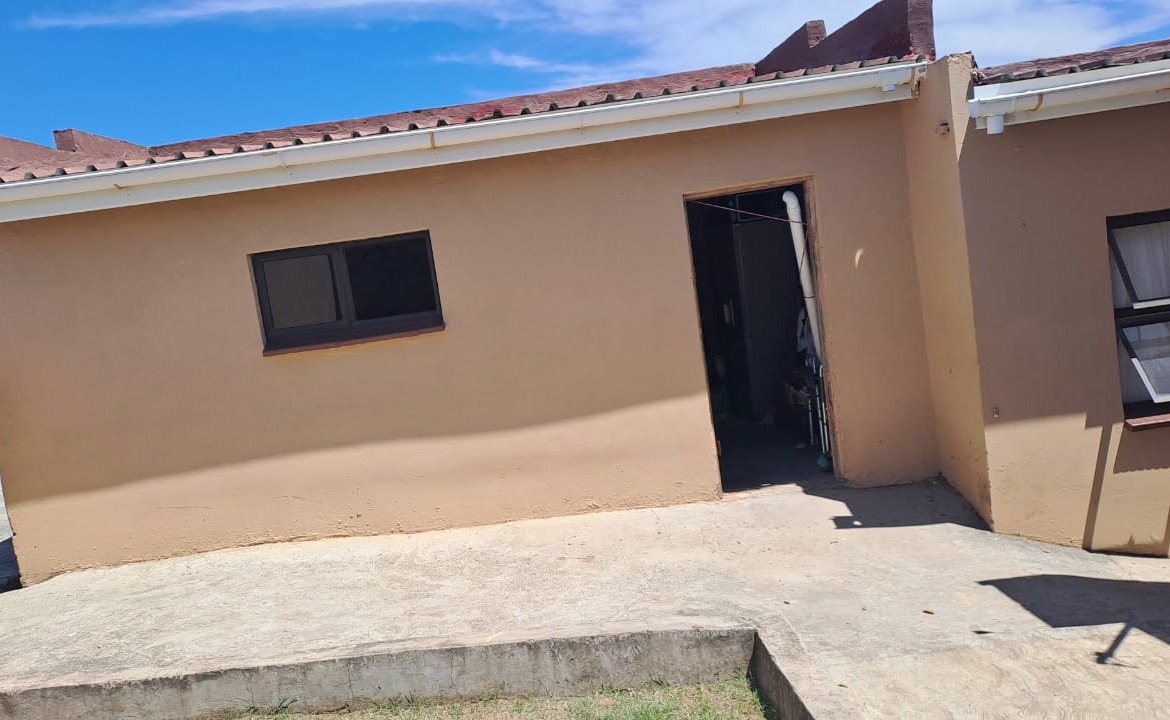 4 bedroom home in NU 16 Mdantsane for sale