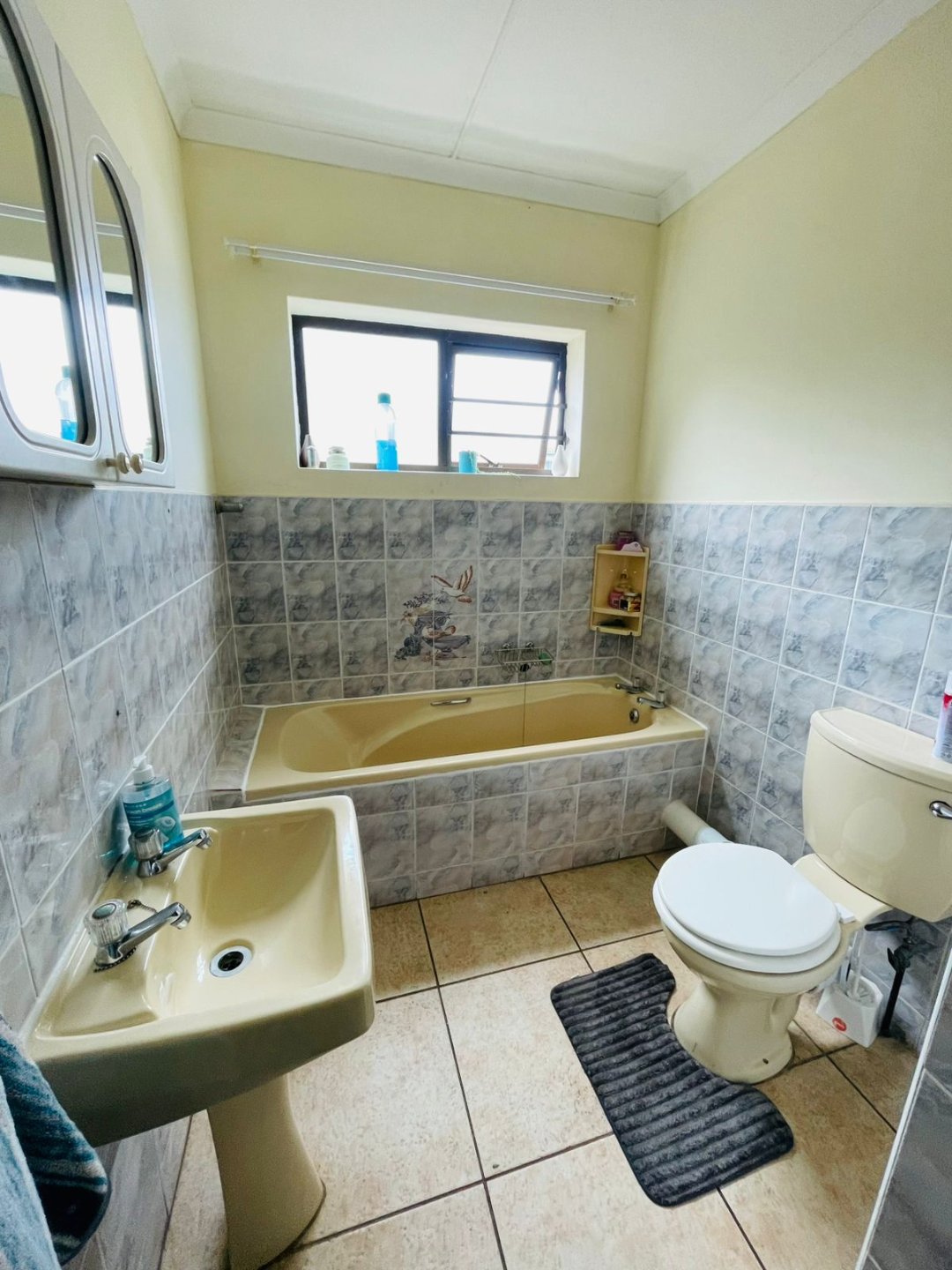 16 3 Bedroom House for Sale in Gonubie