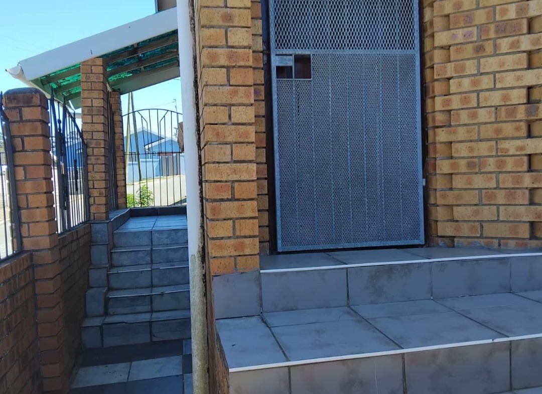 BEAUTIFUL 3 BEDROOM HOME WITH FLATLET