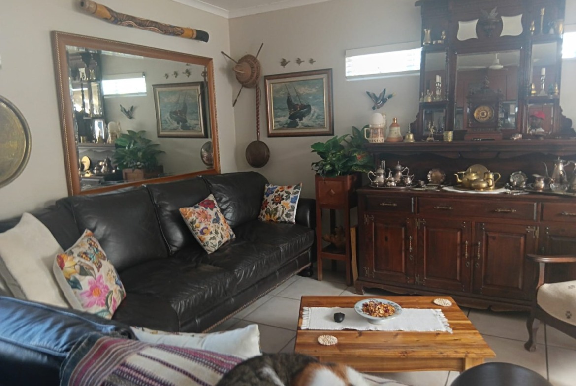 Charming Family Home with Granny Flat and Bachelor Apartment in Abbotsford For sale!