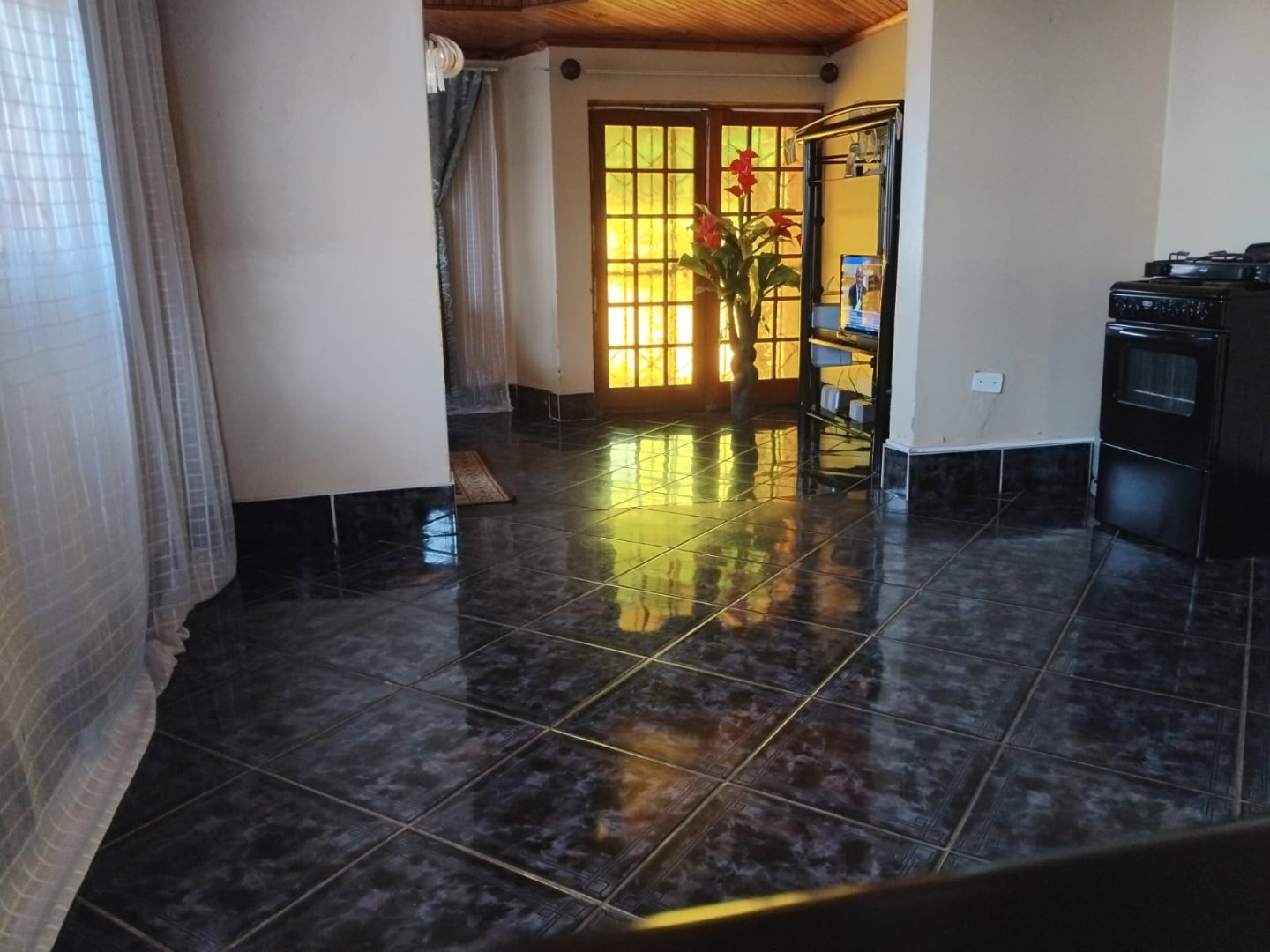 4 BEAUTIFUL 3 BEDROOM HOME WITH FLATLET