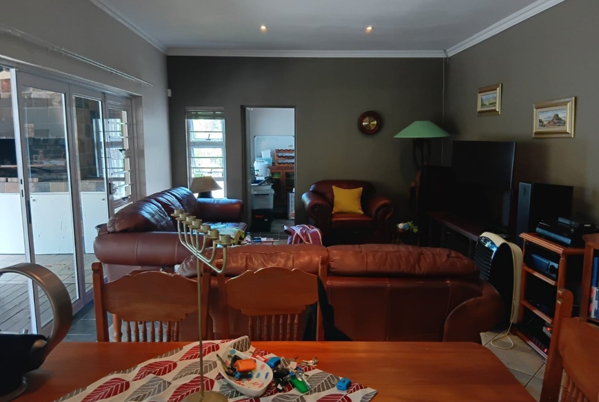 Charming Family Home with Granny Flat and Bachelor Apartment in Abbotsford For sale!