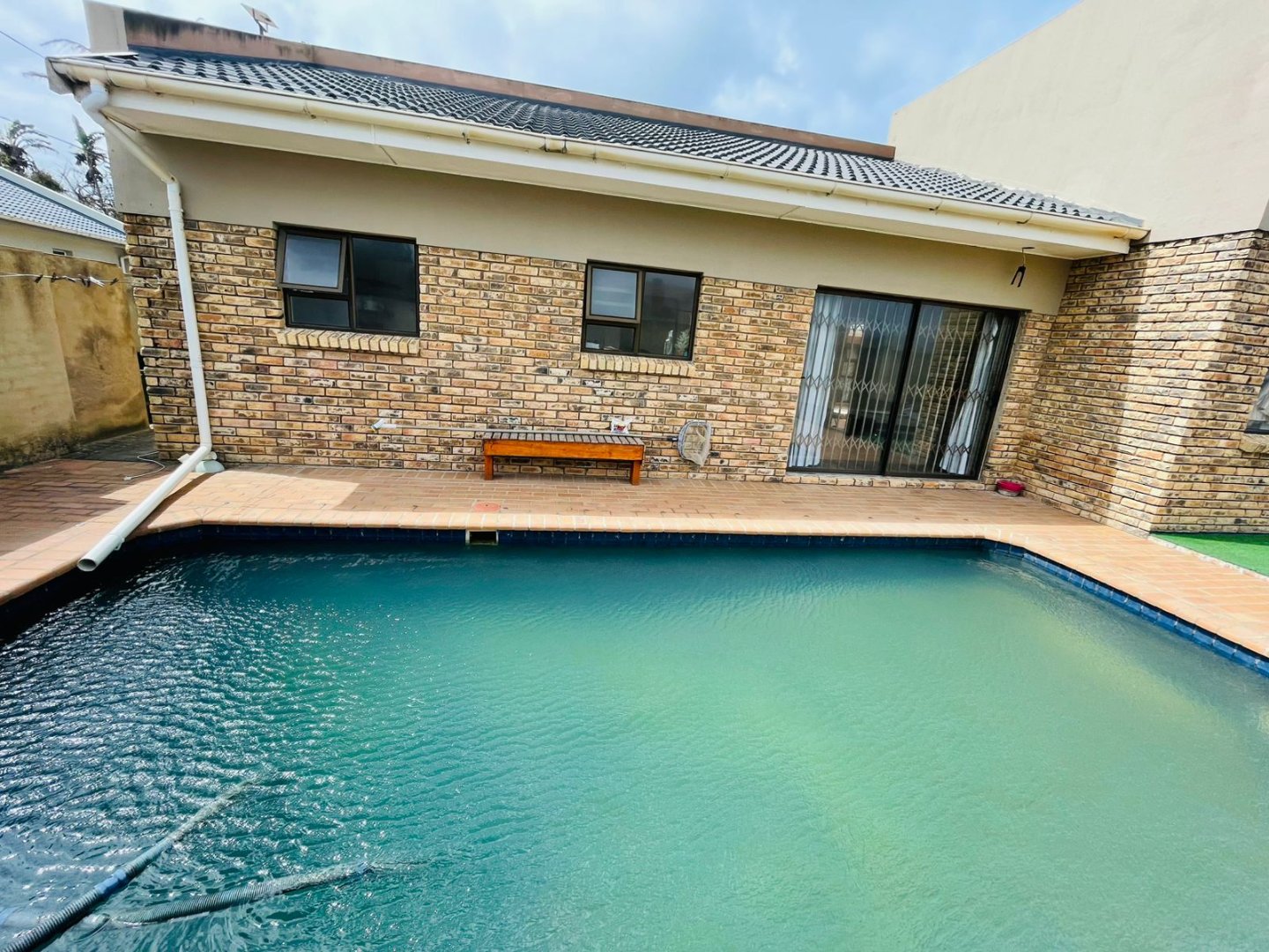 6 3 Bedroom House for Sale in Gonubie