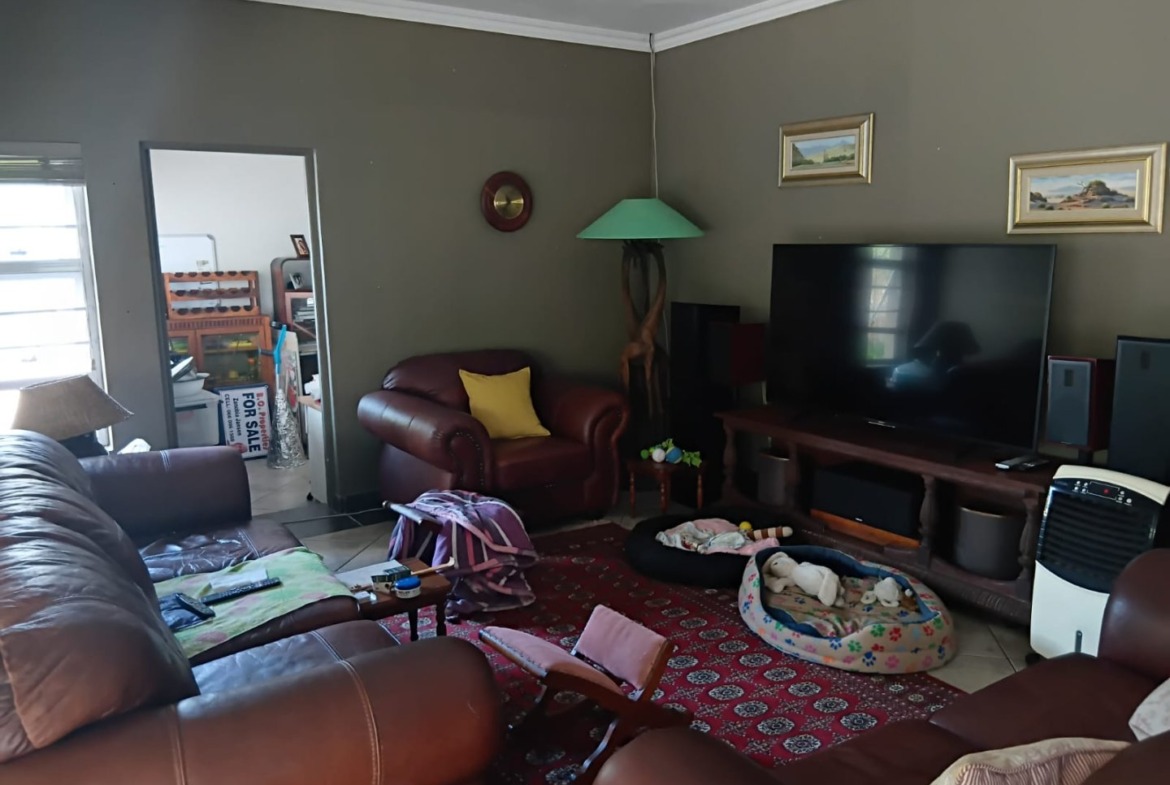 Charming Family Home with Granny Flat and Bachelor Apartment in Abbotsford For sale!